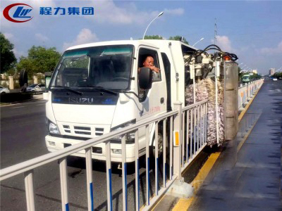 4方城市护栏清洗车